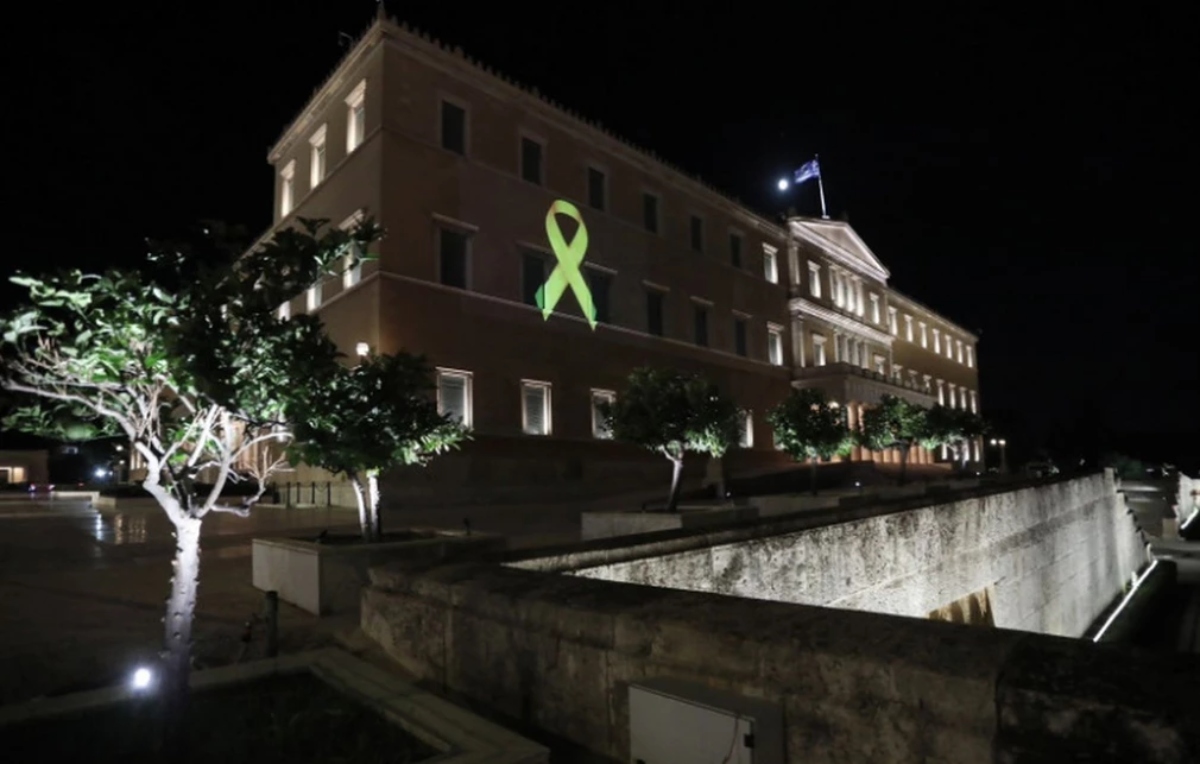 Η Βουλή φωταγωγήθηκε με τη «χρυσή κορδέλα» ενάντια στον καρκίνο σε παιδιά και εφήβους