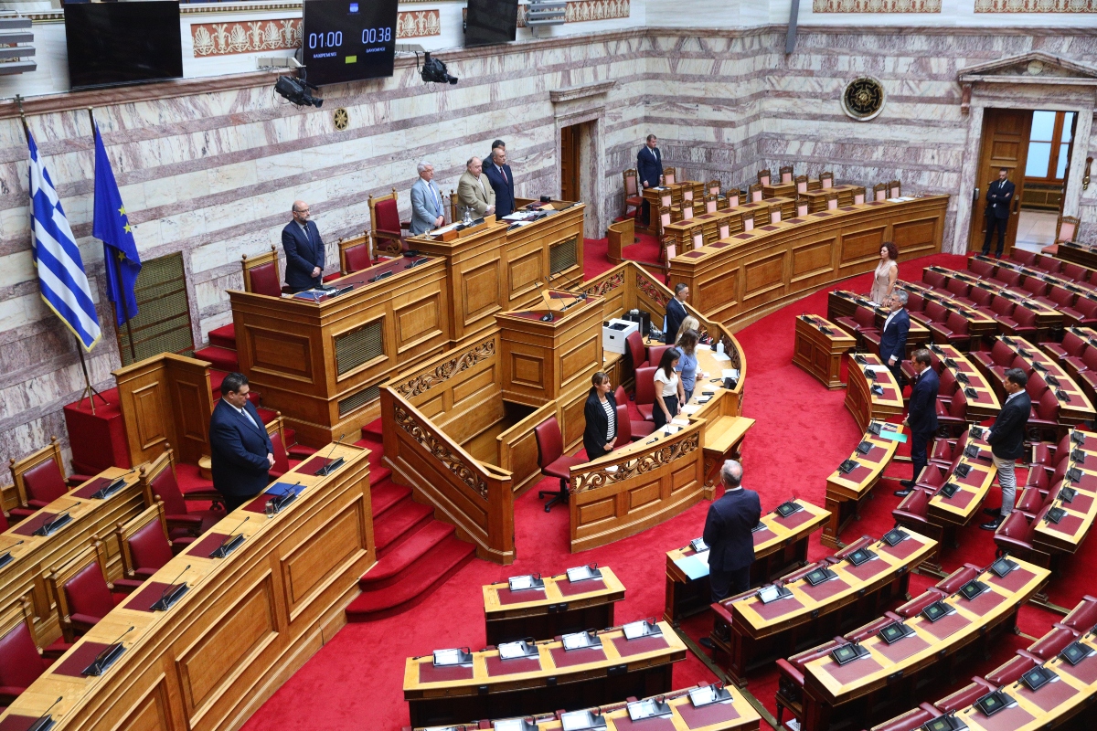 Δημοσκοπήσεις: Χαμηλές πτήσεις για τα κόμματα