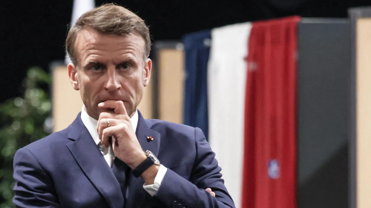 Politico: Υπό πίεση ο Μακρόν να διορίσει πρωθυπουργό