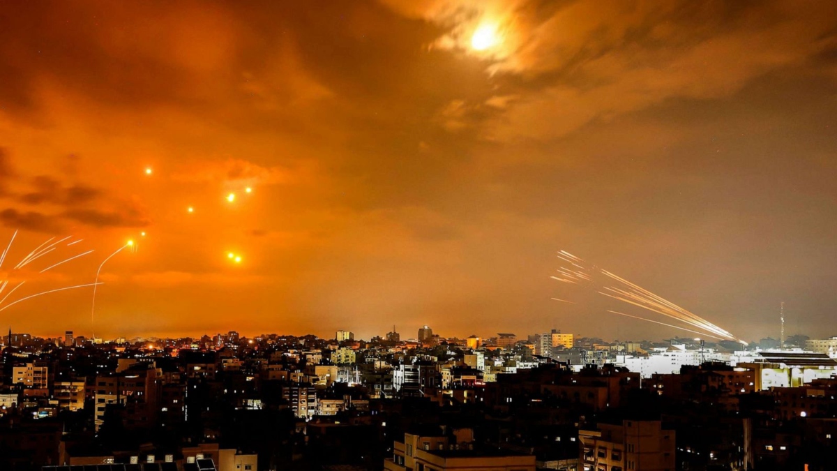 Το Ισραήλ χτυπά τη Βηρυτό και αποκλείει τον Λίβανο από αέρα και θάλασσα
