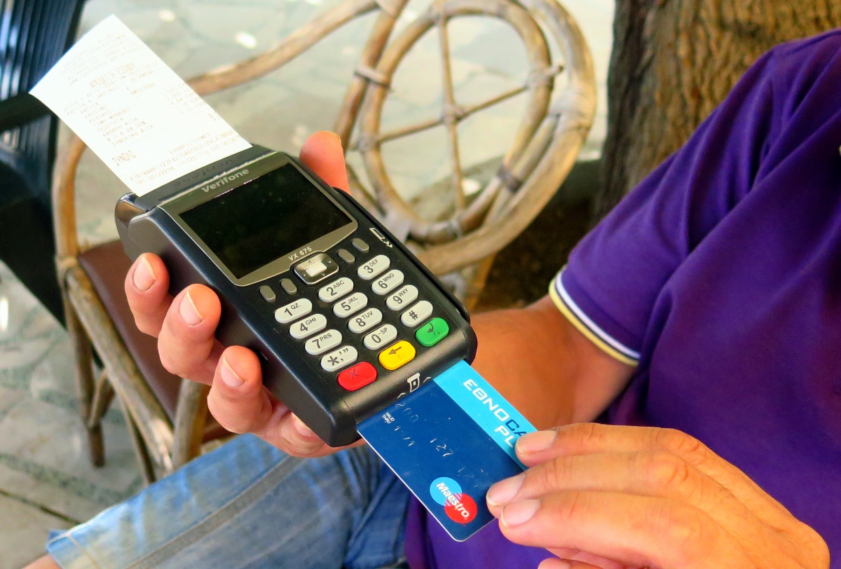 Έφοδοι φορο-ελεγκτών στην αγορά για POS, ταμειακές, αποδείξεις και IRIS