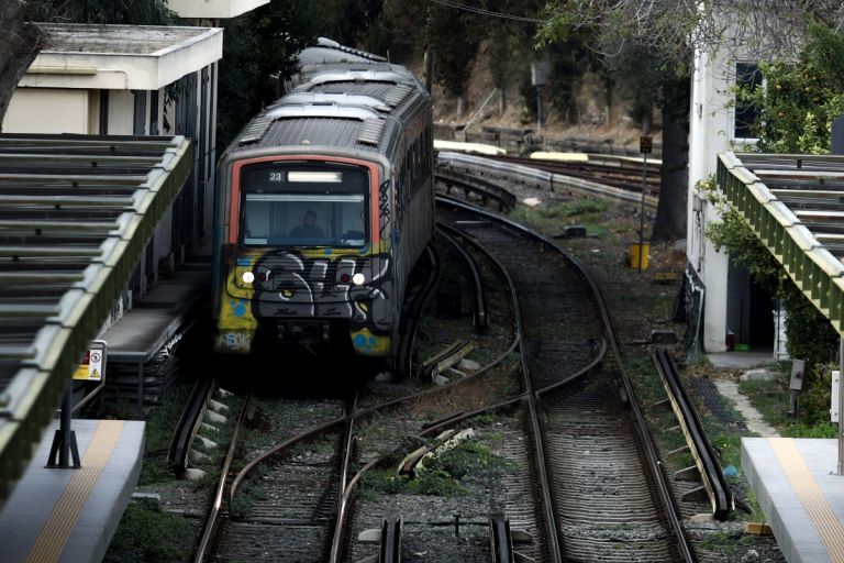 Καπνοί σε συρμό του Ηλεκτρικού στον σταθμό Ειρήνη – Επενέβη άμεσα η Πυροσβεστική