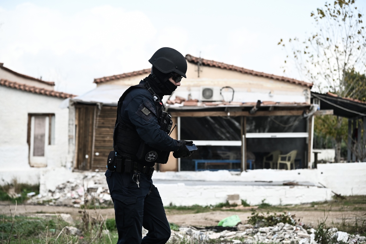 Ασπρόπυργος: Ρομά επιτέθηκαν σε αστυνομικούς με ξύλα και πέτρες – Τέσσερις τραυματίες, δύο συλλήψεις