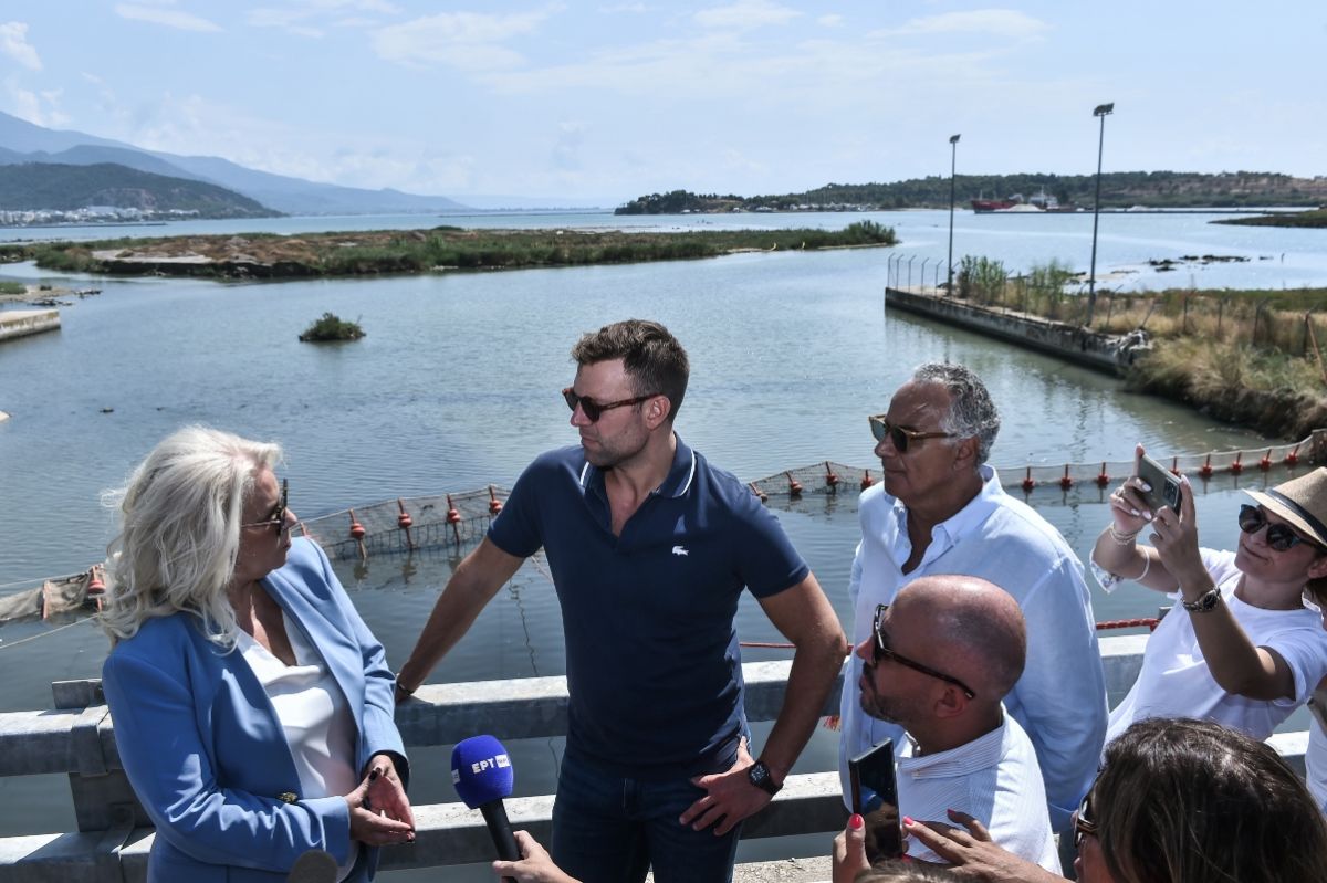 Στο Βόλο ο Κασσελάκης: «Η κυβέρνηση είναι υπαίτια για τα νεκρά ψάρια που κατέληξαν στον Παγασητικό»