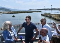 Στο Βόλο ο Κασσελάκης: «Η κυβέρνηση είναι υπαίτια για τα νεκρά ψάρια που κατέληξαν στον Παγασητικό»