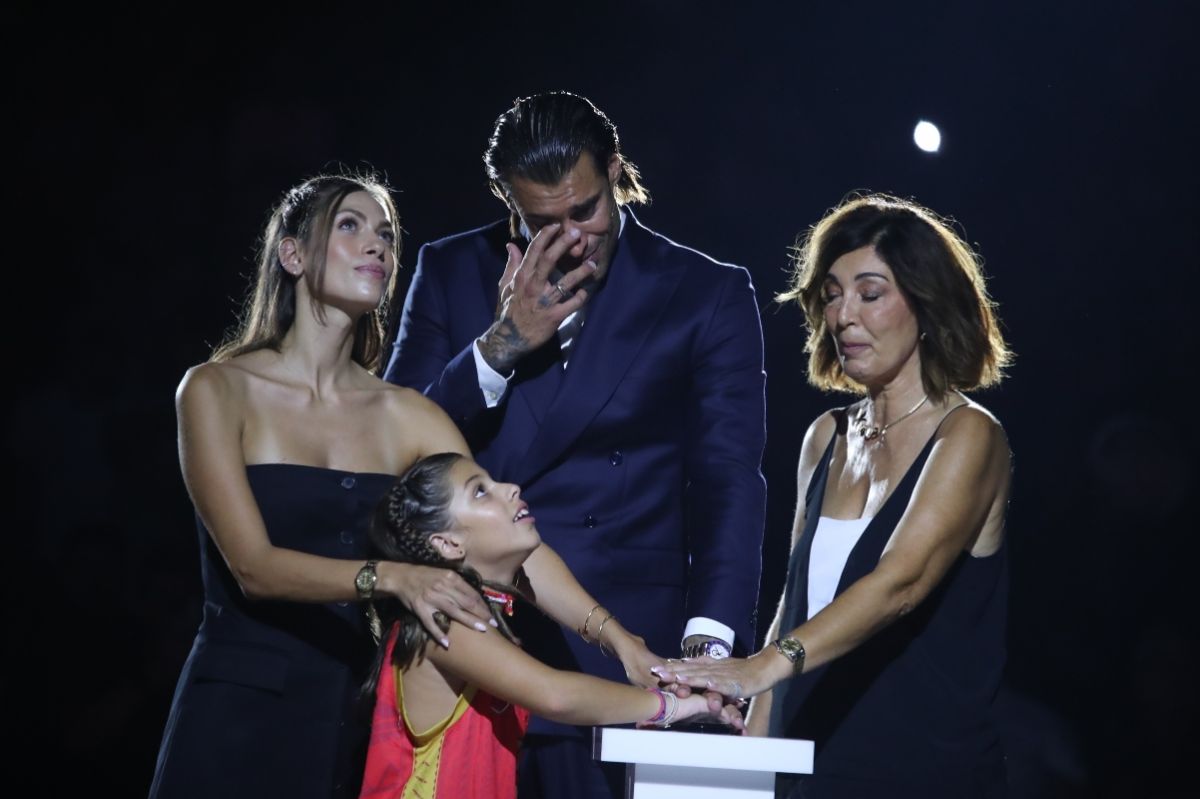 Ολυμπιακός: Δάκρυσε ο Πρίντεζης την ώρα που η φανέλα του ανέβαινε στο ΣΕΦ [vid]