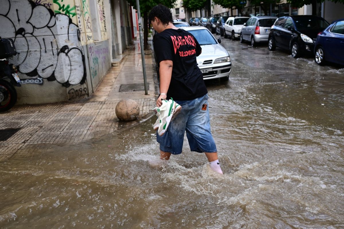 Κακοκαιρία “Atena”: Σφοδρή καταιγίδα στην Αττική – Ήχησε το 112 σε Ανατολική Μακεδονία και Θράκη