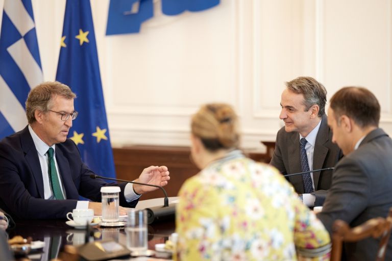 Feijóo Criticizes Spain’s Migration Policy, Praises Greece’s Approach During Athens Visit