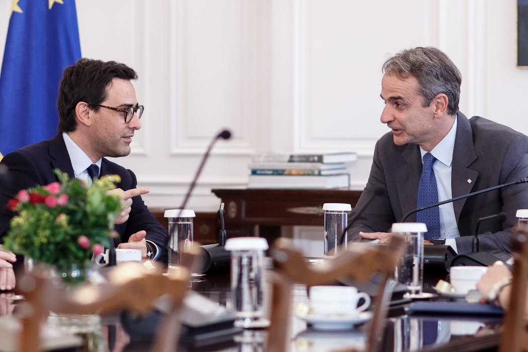 Συνάντηση Μητσοτάκη με τον υπουργό Εξωτερικών της Γαλλίας Στεφάν Σεζουρνέ