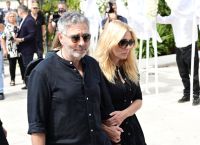Συγκίνηση στην κηδεία του Ντίνου Καρύδη – «Στον μπαμπάκα μου. Η κόρη σου, Μπούμπα» Συγκίνηση στην κηδεία του Ντίνου Καρύδη – «Στον μπαμπάκα μου. Η κόρη σου, Μπούμπα»