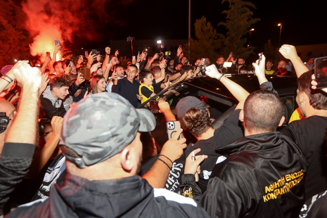 Τρέλα για Μαρσιάλ από 3.000 φίλους της ΑΕΚ [vid]