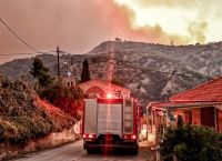 Μάχη με τις αναζωπυρώσεις στην πυρκαγιά στο Ξυλόκαστρο: Νέο 112-Αναμένεται η ταυτοποίηση των σορών