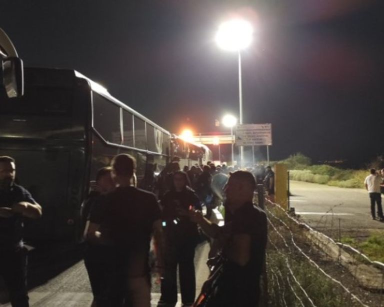Η τουρκική αστυνομία πήρε τις ελληνικές σημαίες από τους οπαδούς του ΠΑΟΚ [vid]