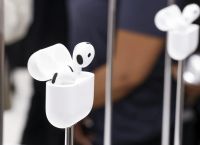 Τα νέα AirPods μειώνουν την ένταση για να συνομιλείτε με τους γύρω σας- Αλλά μήπως είναι αγένεια;