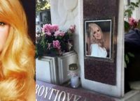 Τα σπαρακτικά σημειώματα στο μνήμα της Βουγιουκλάκη και ο άστεγος που κοιμάται στον τάφο της