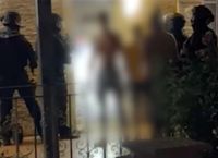 «Αστυνομία, άνοιξε την πόρτα και βγες με τα χέρια στο κεφάλι» –Βίντεο από την επιχείρηση σε καταυλισμούς Ρομά
