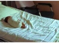 Μητέρα πηγαίνει στο εγκαταλελειμμένο σπίτι που άφησε το 1έτους παιδί,ανακαλύπτει κάτι που την κάνει να κλαίει