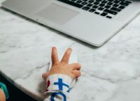 Νταντάδες της γειτονιάς έρχονται σε όλη τη χώρα με μισθό 500 ευρώ