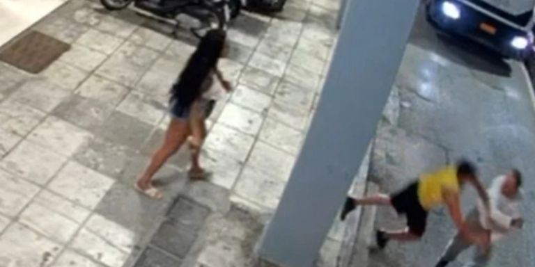 Βίντεο ντοκουμέντο από τον άγριο ξυλοδαρμό της τρανς από οδηγό ταξί στο κέντρο της Αθήνας