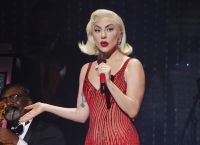 H Lady Gaga «λιώνει» για τον αρραβωνιαστικό της -Ο ρόλος της μητέρας της στη γνωριμία τους