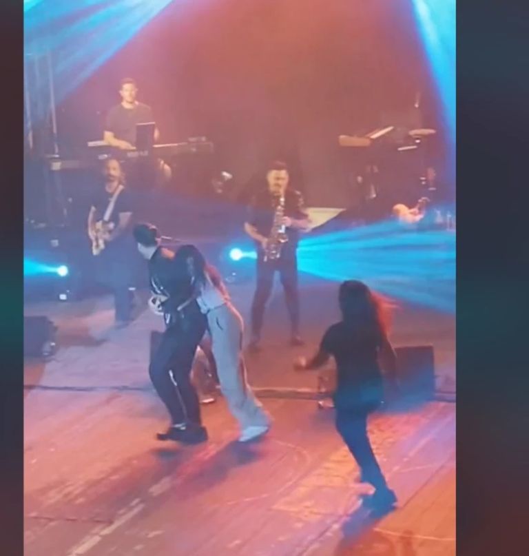 «Επίθεση» από θαυμάστρια δέχτηκε πάνω στη σκηνή ο Χρήστος Μάστορας [vid]