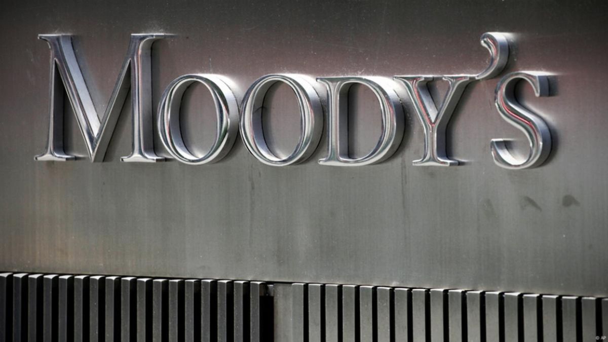 Moody’s on Greek Institutions, Banks, Warns of Demographic Problem