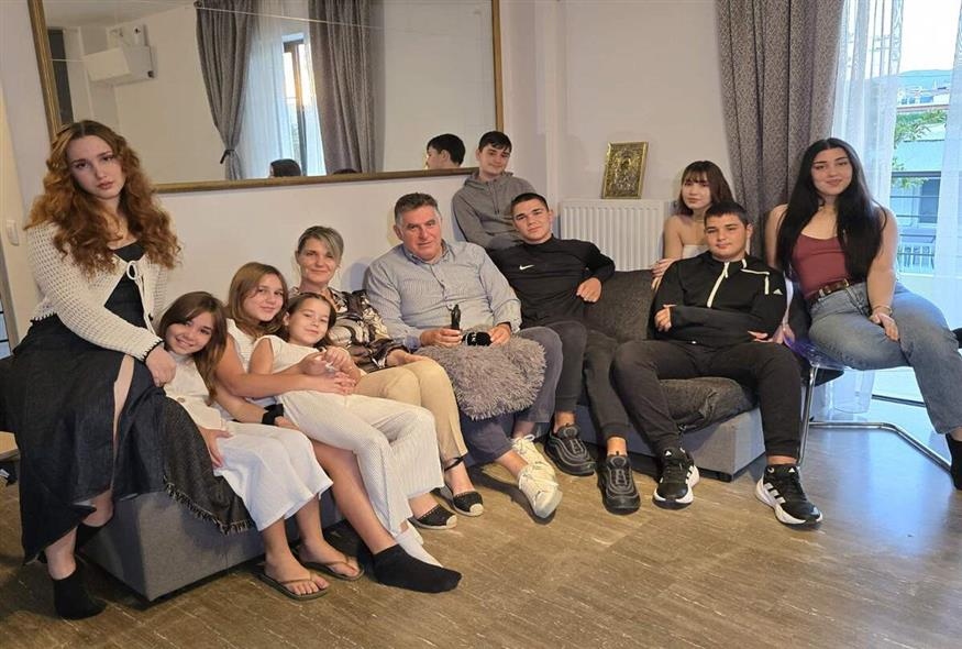 Έτσι έκοψαν το επίδομα οικογένειας με 11 παιδιά:«Το σπίτι από τις κουκέτες ήταν σαν το υποβρύχιο Παπανικολής»