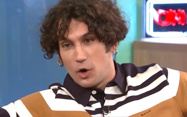Ορέστης Χαλκιάς: «Τι σε νοιάζει ρε αν φιλιούνται 2 άνδρες» [vid]