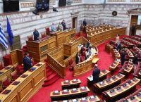 Δημοσκοπήσεις: Χαμηλές πτήσεις για τα κόμματα