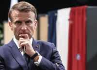 Politico: Υπό πίεση ο Μακρόν να διορίσει πρωθυπουργό