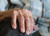 Απίστευτη απάτη με τροχαίο στο Ηράκλειο: 87χρονη πέταξε 3.500 ευρώ από το μπαλκόνι για να σώσει.. συγγενή της