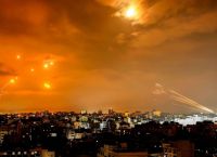Το Ισραήλ χτυπά τη Βηρυτό και αποκλείει τον Λίβανο από αέρα και θάλασσα