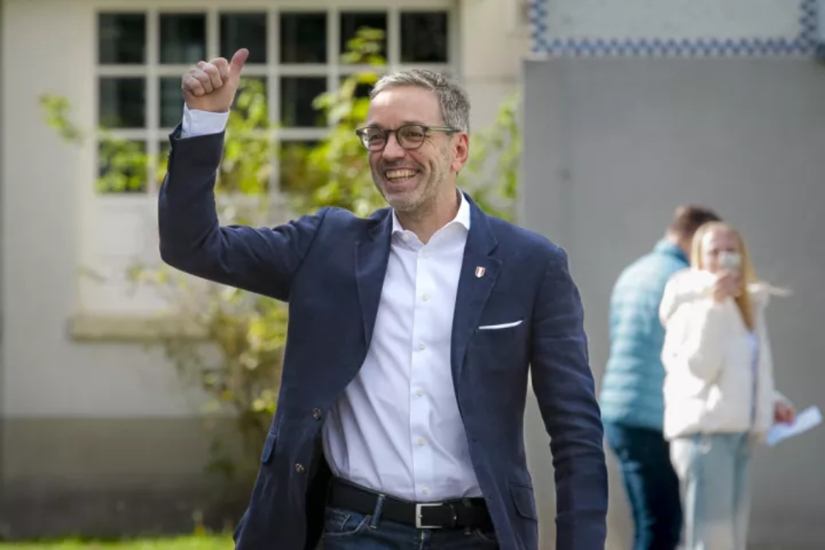 Αυστρία: Ο ακροδεξιός ηγέτης Χέρμπερτ Κικλ έγινε δεκτός από τον πρόεδρο της χώρας