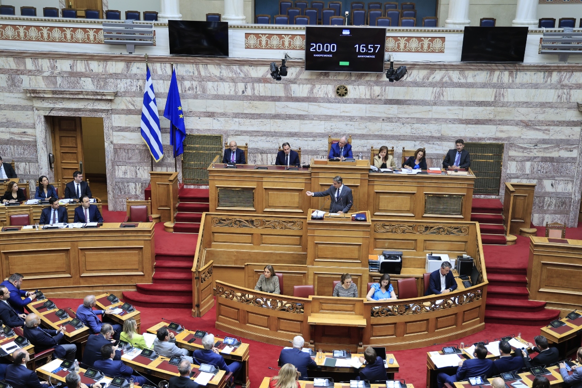Πώς διαβάζει το Μαξίμου την ερώτηση των 8 βουλευτών της ΝΔ