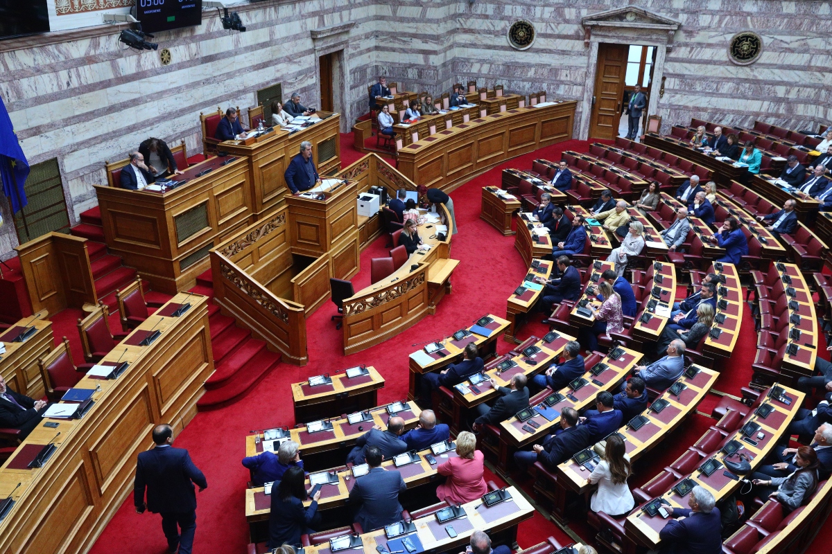 ΠΑΣΟΚ: Κοινοβουλευτικό τεστ σύγκρουσης Ανδρουλάκη – Μητσοτάκη υπό το φόβο του θολού στίγματος