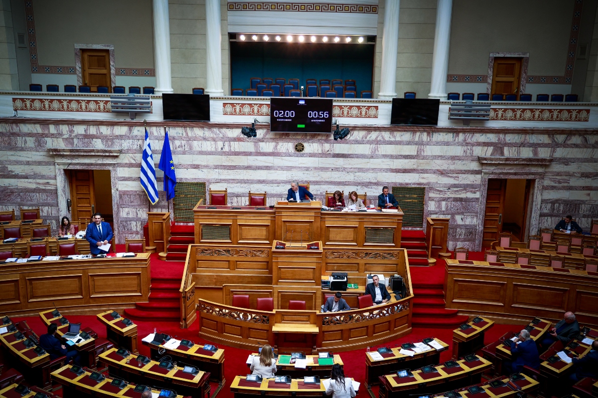 ΝΔ: Εντατικό «μασάζ» σε βουλευτές με ενημερώσεις για ακρίβεια, καθημερινότητα