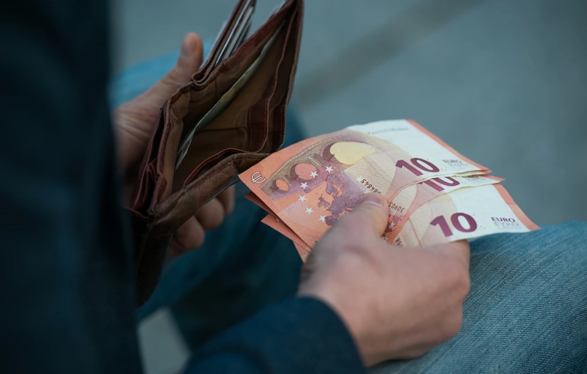 Τέσσερα στα δέκα νοικοκυριά ξοδεύουν περισσότερα από τα εισοδήματά τους