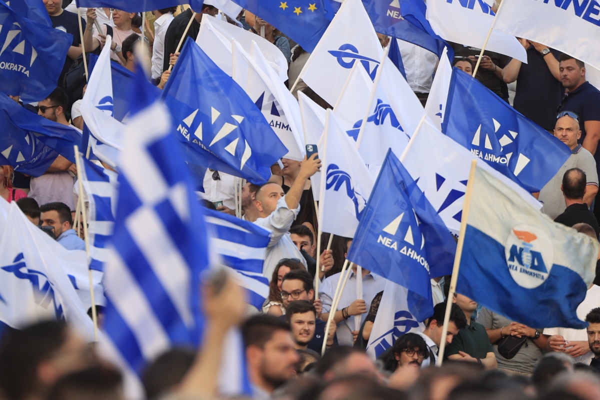 ΝΔ: Επιχείρηση συσπείρωσης της κομματικής βάσης