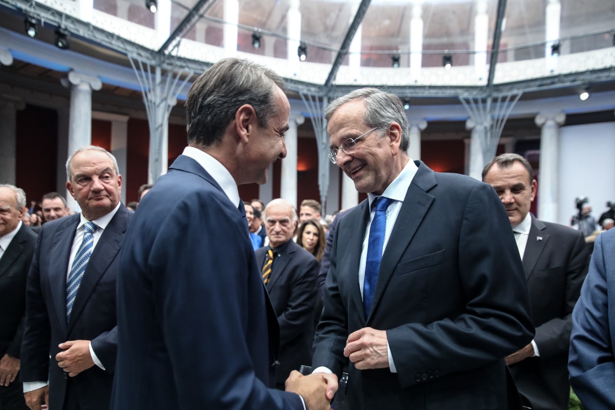 Η κυβέρνηση ρίχνει τους τόνους στην κόντρα Μητσοτάκη – Σαμαρά