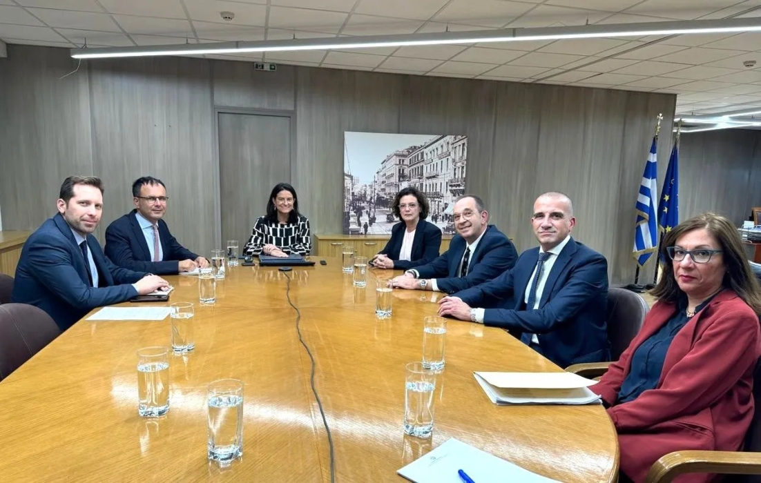 Κεραμέως: Επαρκής κατώτατος μισθός και συλλογικές διαπραγματεύσεις