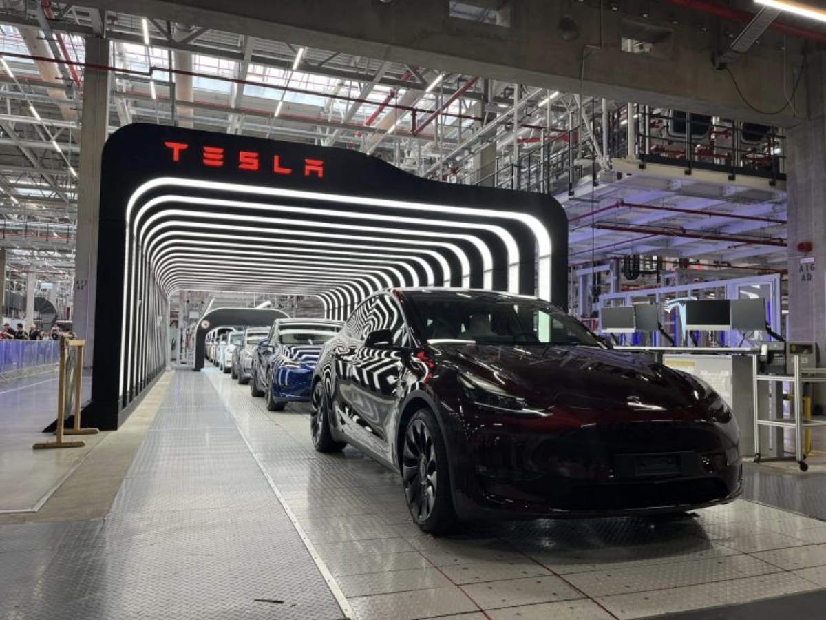 Η Tesla ανακαλεί 700.000 αυτοκίνητα