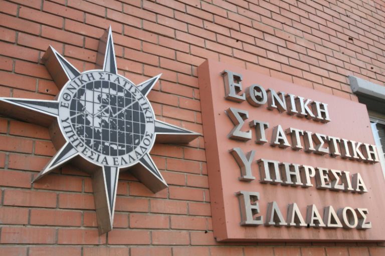 Σε χαμηλό 15 ετών η ανεργία, σχεδόν στο 9% – «Βουτιά» και στην ανεργία των νέων