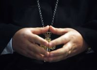 Αγρίνιο: Ιερέας προφυλακισθείς για βιασμούς ανηλίκων συνεχίζει να πληρώνεται κανονικά Αγρίνιο: Ιερέας προφυλακισθείς για βιασμούς ανηλίκων συνεχίζει να πληρώνεται κανονικά