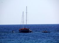 Ανασύρθηκαν οι σοροί γυναίκας και άνδρα από τη θάλασσα του Αιγαίου μετά την ημιβύθιση λέμβου με μετανάστες