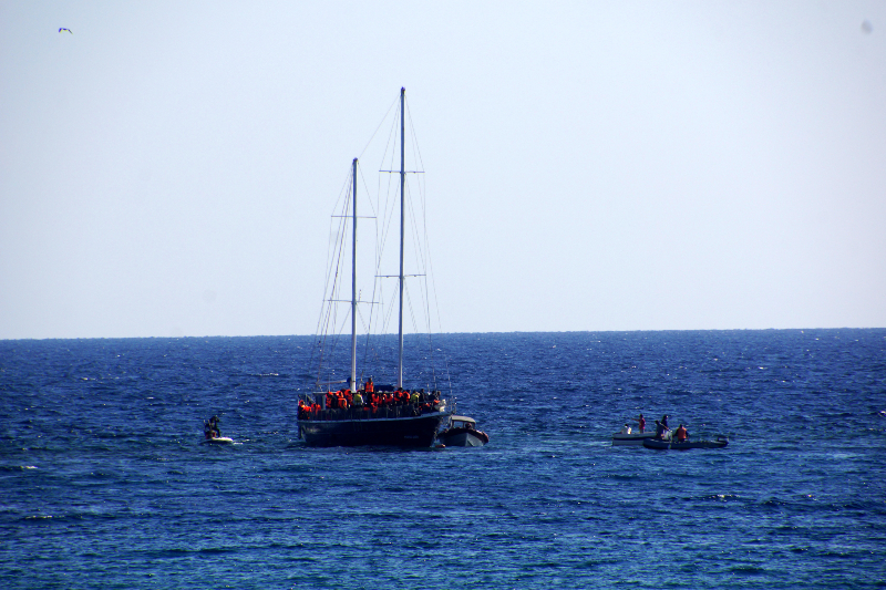 Ανασύρθηκαν οι σοροί γυναίκας και άνδρα από τη θάλασσα του Αιγαίου μετά την ημιβύθιση λέμβου με μετανάστες