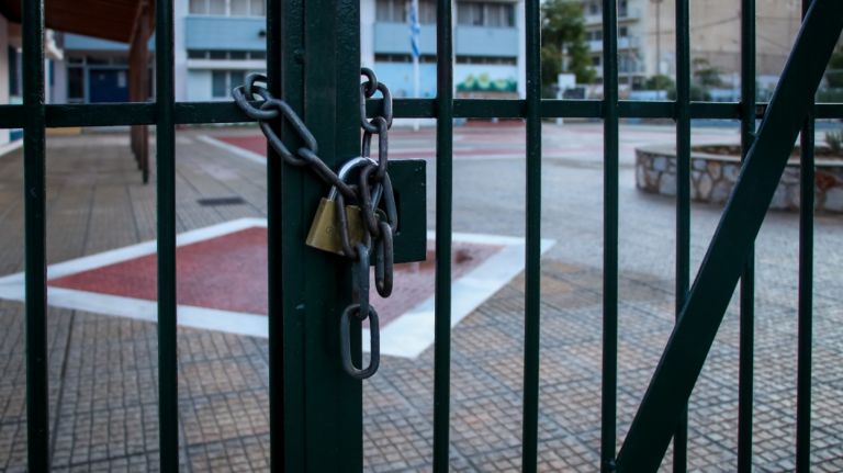 Εξωσχολικοί ψέκασαν μαθητή με σπρέι πιπεριού έξω από το ΕΠΑΛ Διονύσου [vid]