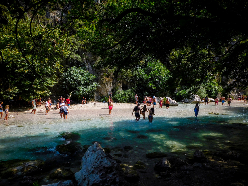 Ταξιδιωτικές εισπράξεις 15,179 δισ. στο 8μηνο, με ψαλιδισμένη τουριστική δαπάνη
