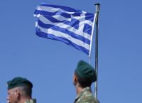 28η Οκτωβρίου: Υψώθηκε και φέτος η τεράστια γαλανόλευκη στο λιμάνι της Χίου [vid]