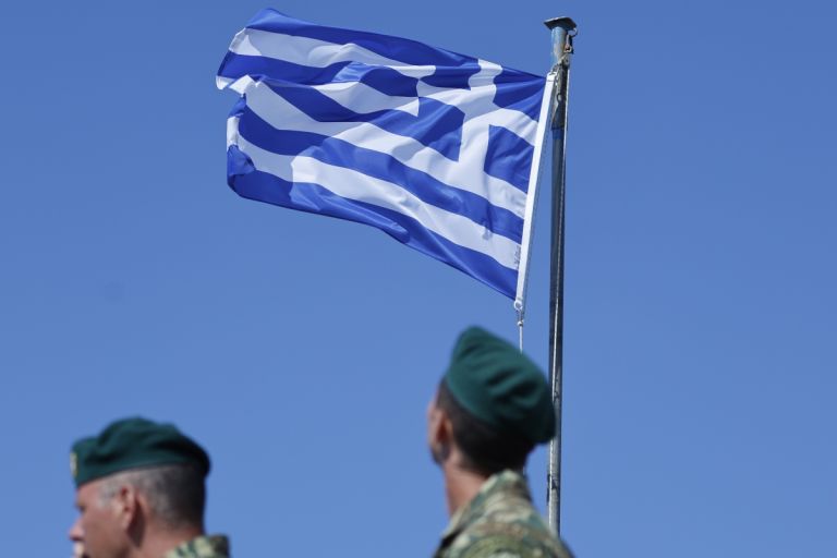 28η Οκτωβρίου: Υψώθηκε και φέτος η τεράστια γαλανόλευκη στο λιμάνι της Χίου [vid]