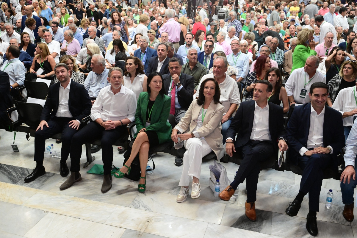 ΠΑΣΟΚ: Συγκροτείται 9μελές Συντονιστικό Πολιτικό Κέντρο – Οι ρόλοι Γερουλάνου, Διαμαντοπούλου, Δούκα